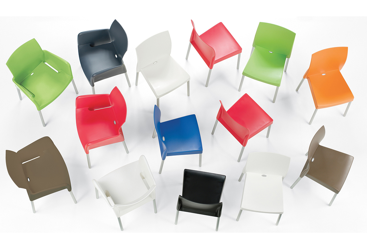 Разноцветные стулья